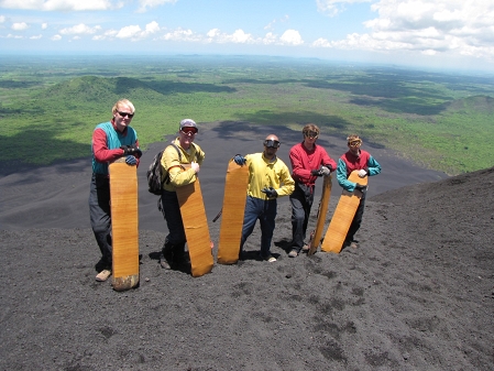 gruppe vulkansurfer mit ihrem boards